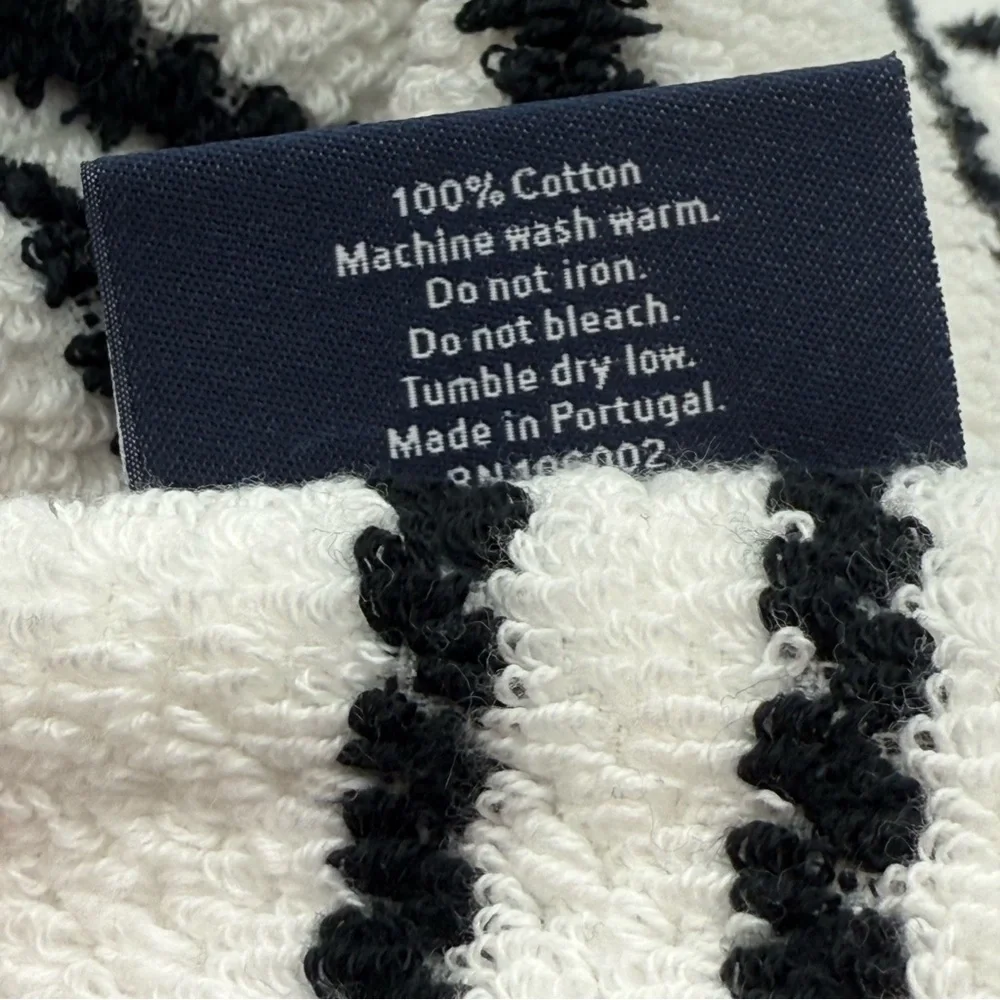 Brooks Brothers White Black striped cotton Bath towel Quality 30”x54” NWT
